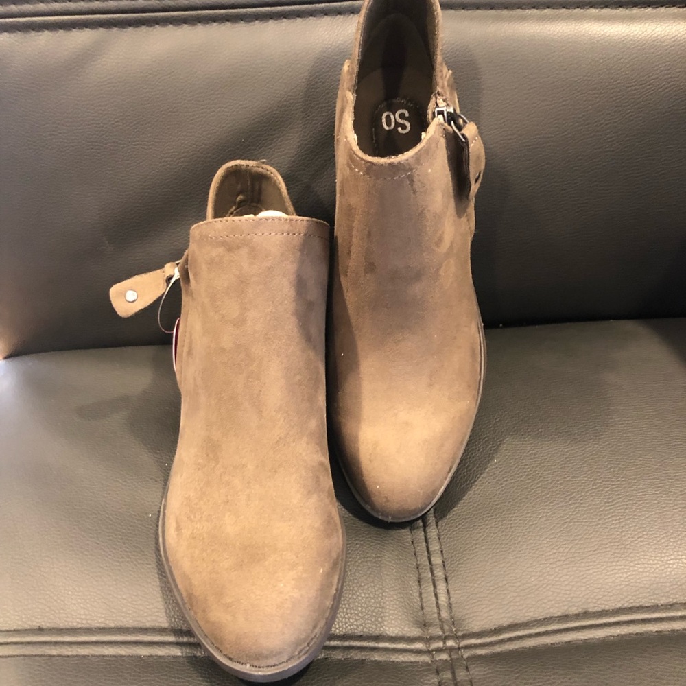 SO ladies boots.  Size 6